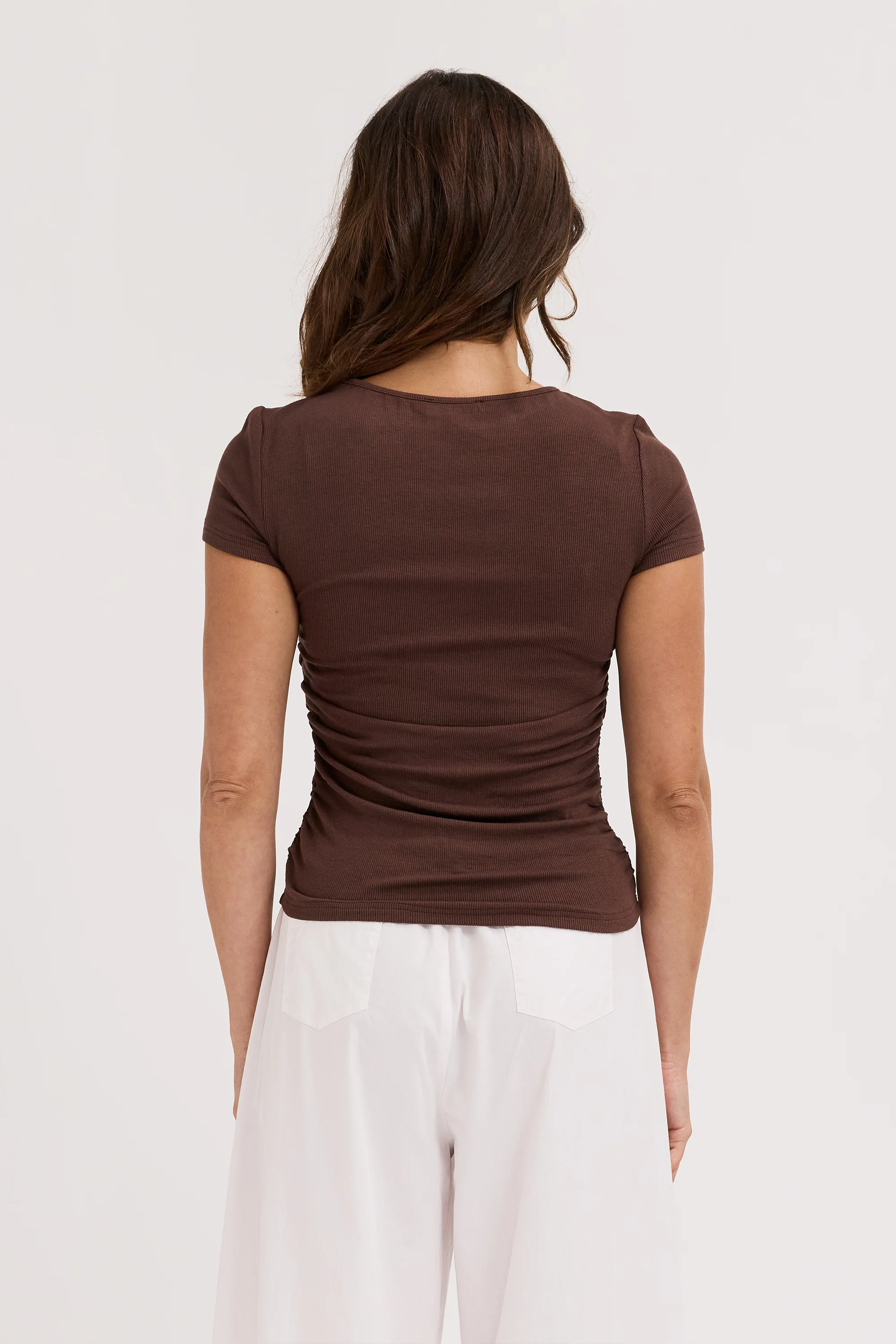 Ari Ribbed Ruched Tee - Chocolate - Image 5
